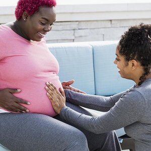 A doula and her patient during a checkup.