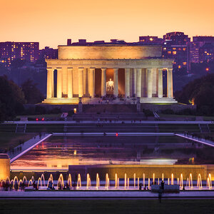 View of the the Lincoln Memorial at night.