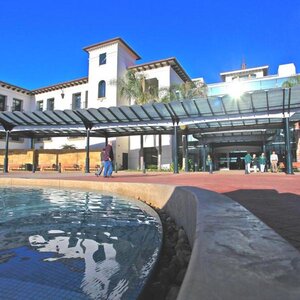 The entrance of the Santa Barbara Cottage Hospital.