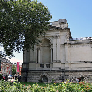 The exterior of a museum surrounded by gardens - Tate Britain.