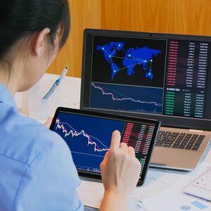 A woman selling shares of a company online.